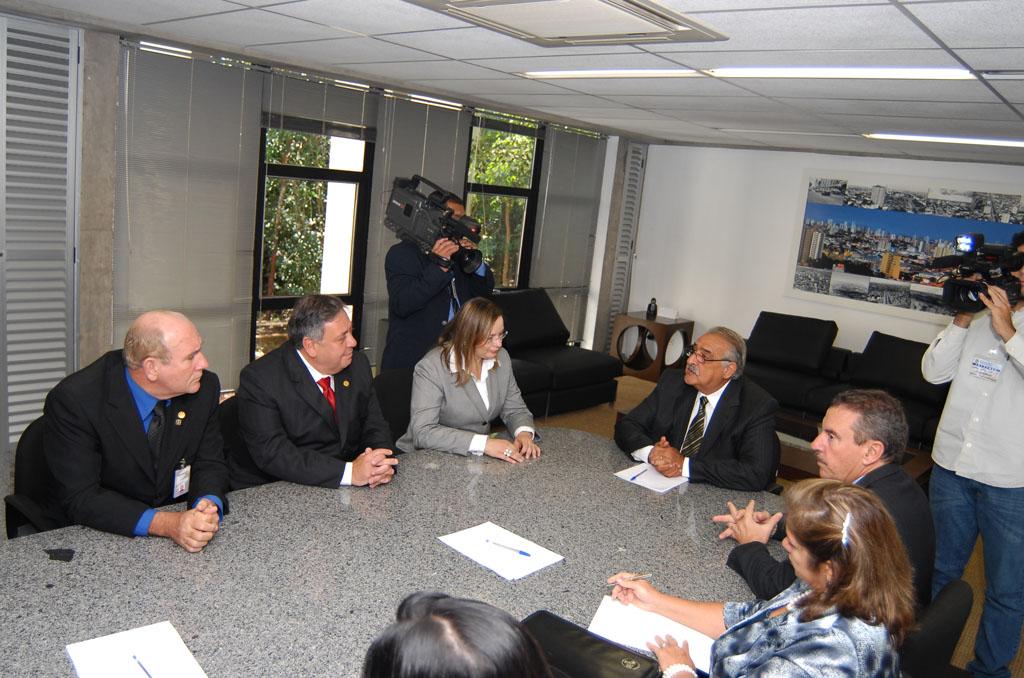 Imagem: Deputados reunidos com presidente da Enersul.