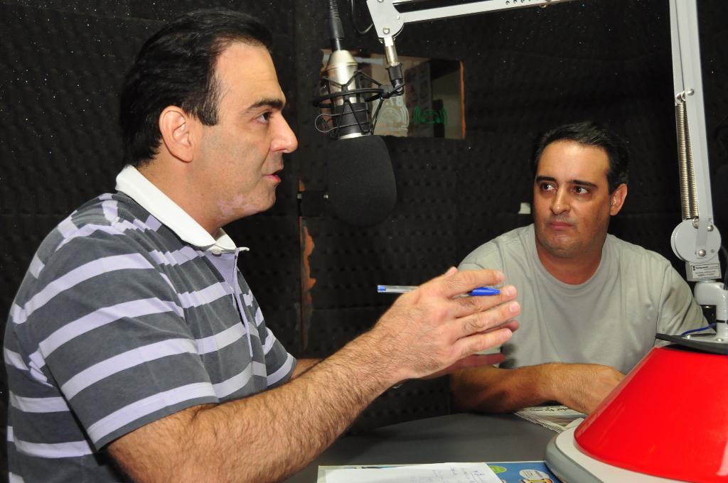 Imagem: Deputado concedendo entrevista à  Rádio Pantanal FM.