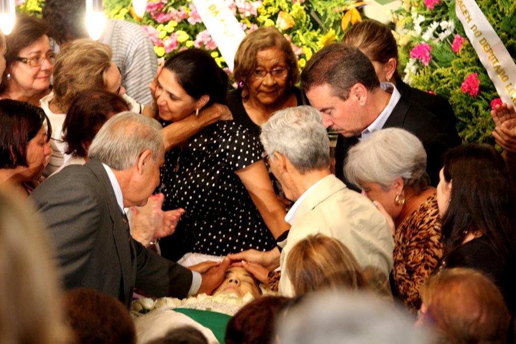 Imagem: Corpo de deputada sendo velado no saguão da Assembleia.