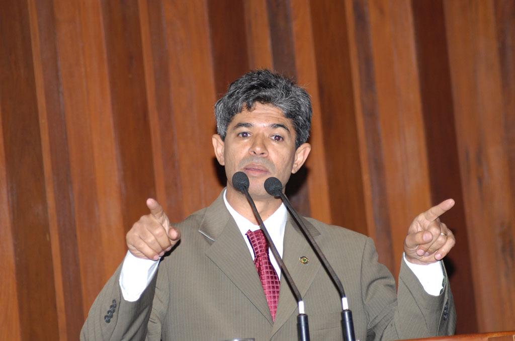 Imagem: Durante discurso, Professor Rinaldo se emocionou ao falar de Celina Jallad.