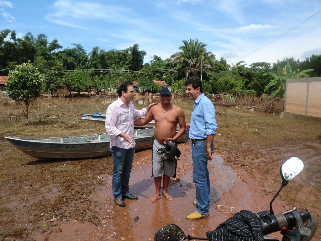 Imagem: Felipe Orro e Mandetta conversam com morador de Aquidauana