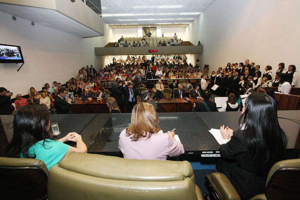 Imagem: Plenário ficou lotado durante sessão solene em homenagem às mulheres.