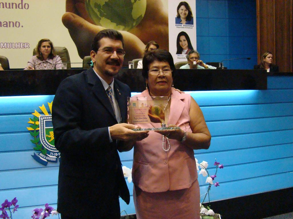 Imagem: Pedro Kemp entrega troféu "Celina Jallad" a dona Narcisa.