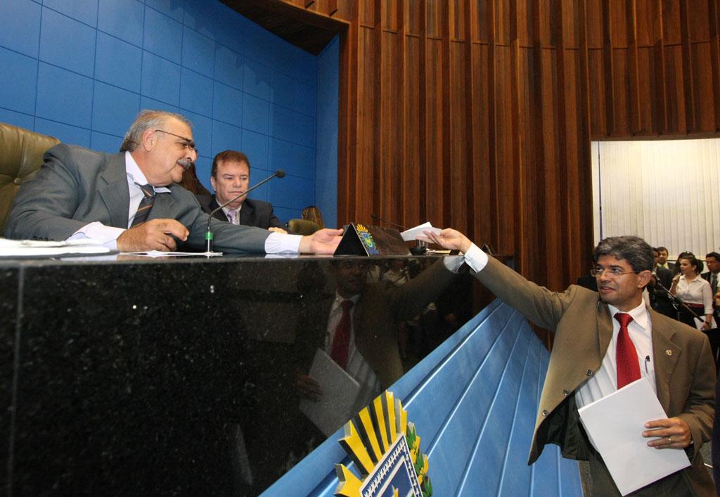 Imagem: Deputado Professor Rinaldo, líder do PSDB na AL, entregando à Mesa indicações do partido às comissões.