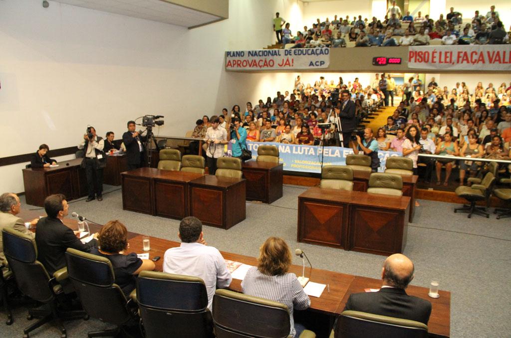 Imagem: O plenário da Assembleia Legislativa ficou lotado por cerca de 400 educadores.