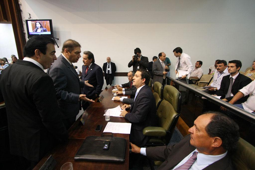 Imagem: Deputados dos pequenos partidos debatendo as indicações.