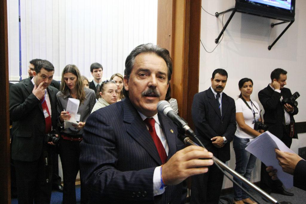 Imagem: Deputado Arroyo presidirá primeira reunião da CCJR de 2011.