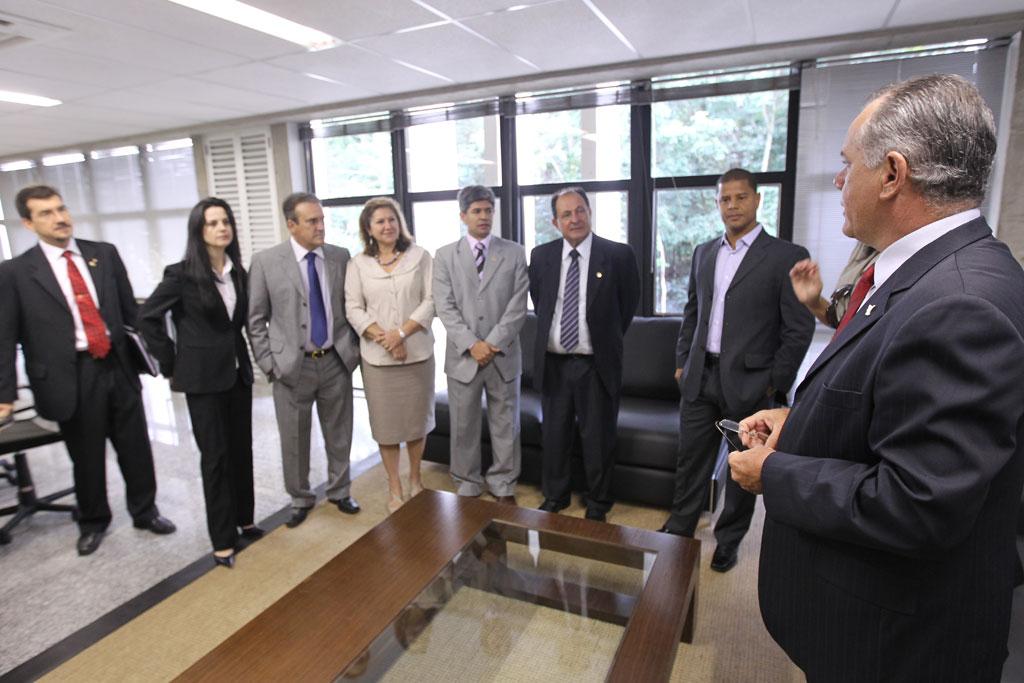 Imagem: Ídolo do Corinthians e da Seleção, Marcelinho Carioca foi recebido pelos deputados na Presidência da Assembleia Legislativa.