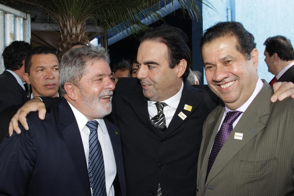 Imagem: Felipe Orro, entre Lula e Lupi, durante evento em dez/2010