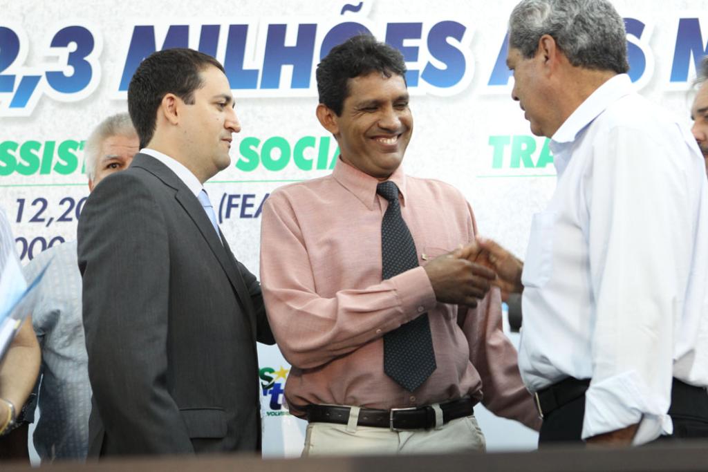 Imagem: (e/d) Dep. Marcio Fernandes, Carequinha e o governador André