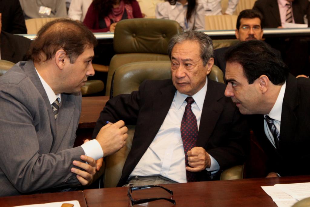 Imagem: Felipe Orro (dir) conversa com Takimoto e Bernal (esq)