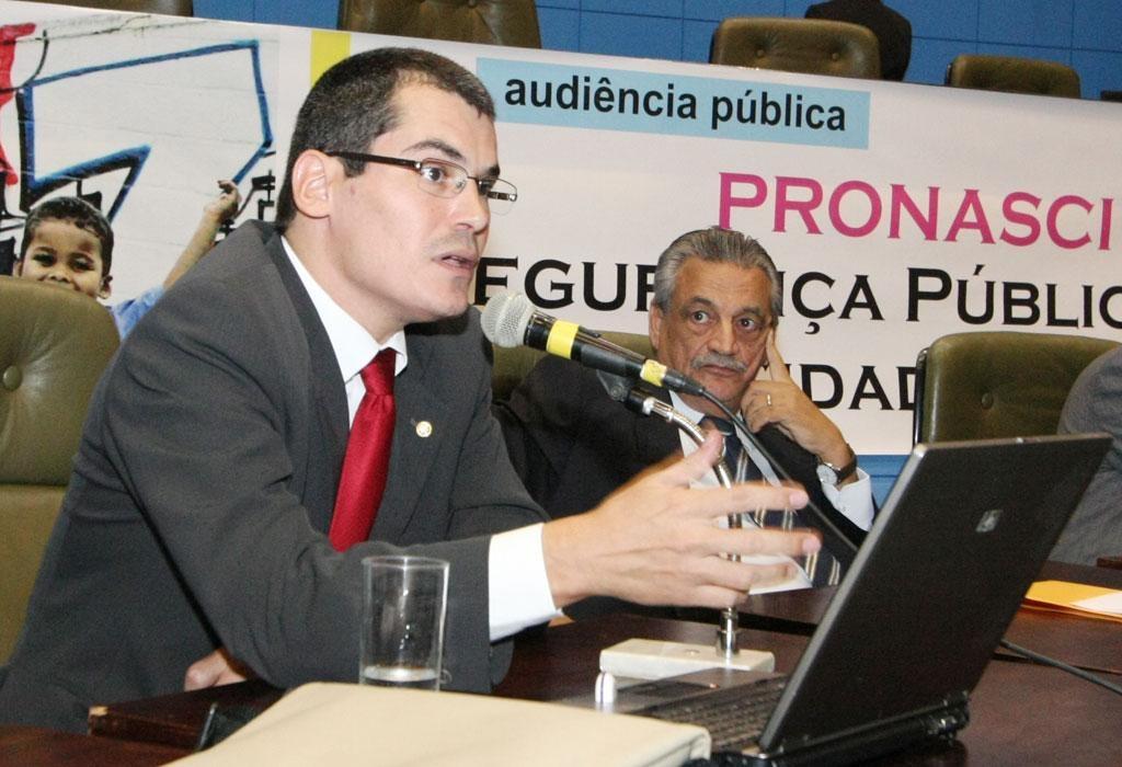 Imagem: Promotor Douglas Oldegardo Cavalheiro dos Santos explicando que MPE dará início a projeto para evitar aumento da violência.  