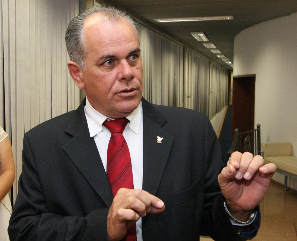 Imagem: Deputado Lauro Davi preside a Comissão de Saúde e Seguridade Social da Assembleia.