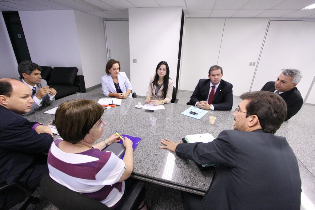 Imagem: Comissão de Educação da Assembleia se reuniu com secretária estadual de Educação na sala da presidência.