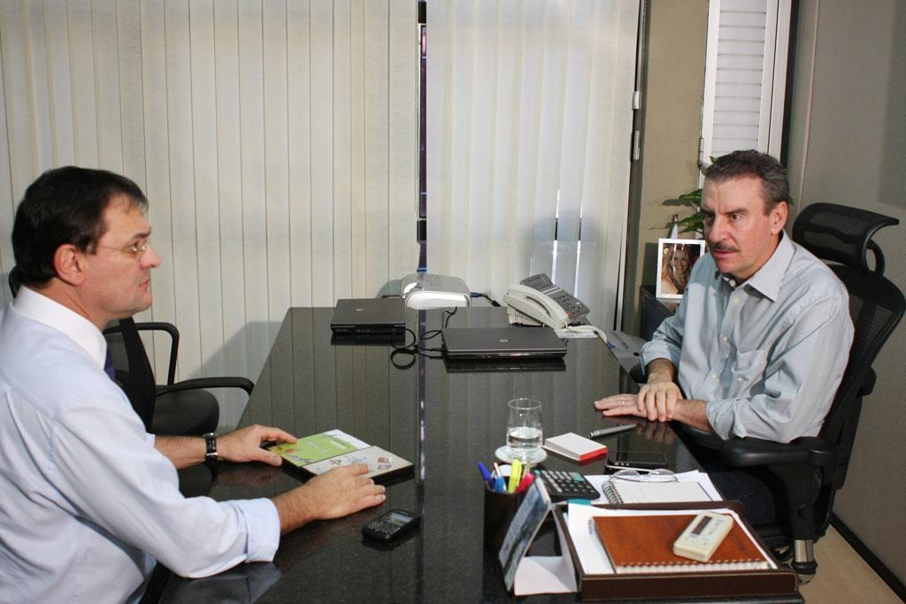 Imagem: Sérgio Longen e Paulo Corrêa conversando sobre nova ferramenta no site da Casa e comerciais na TV Assembleia.