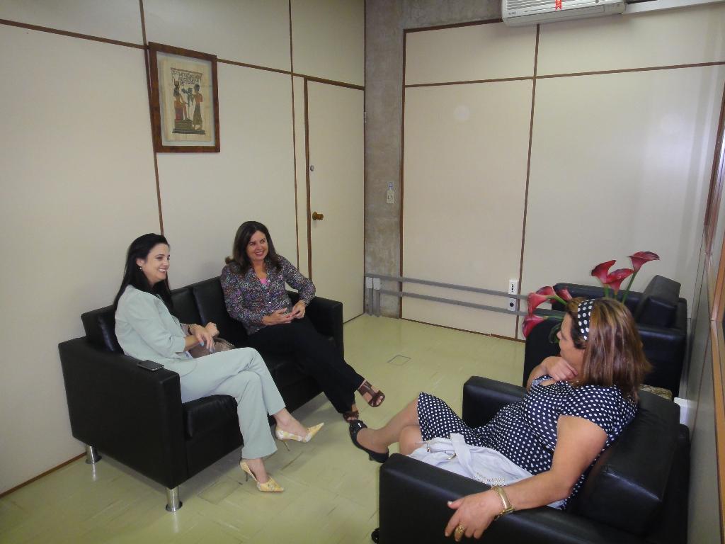 Imagem: Mara Caseiro discute com a doutora Edna nomeação de novos defensores