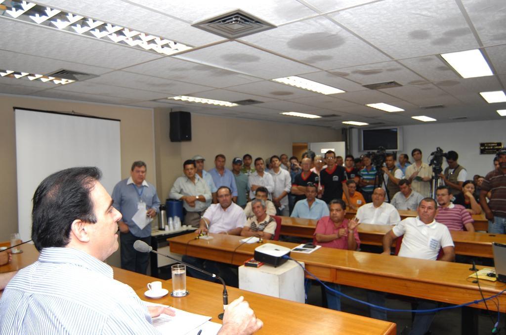 Imagem: Deputado Felipe Orro conversando com taxistas sobre corridas intermunicipais em reunião ocorrida no Plenário.