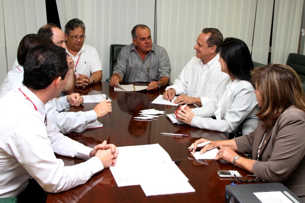 Imagem: Deputados que compõem a Comissão de Saúde da Assembleia se reuniram com representantes da Santa Casa.