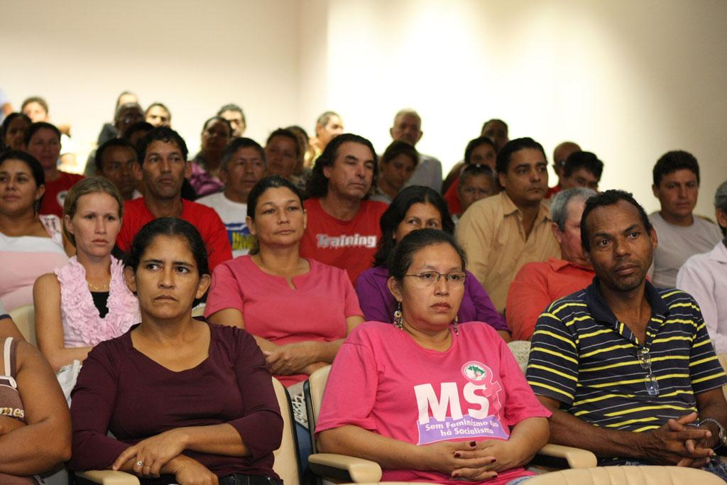 Imagem: Trabalhadores rurais sem-terra compareceram à Assembleia Legislativa pedir apoio dos deputados.