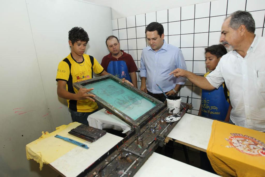 Imagem: Pedro Jordão (d) apresenta Cidade dos Meninos ao deputado Marcio Fernandes