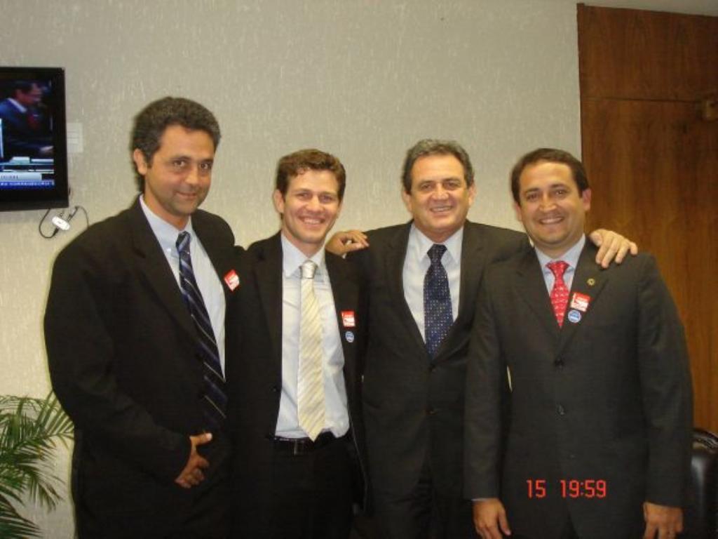 Imagem: (e/d) Os professors de judô Carlos e Igor Rocha, senador Moka e dep. Marcio Fernandes