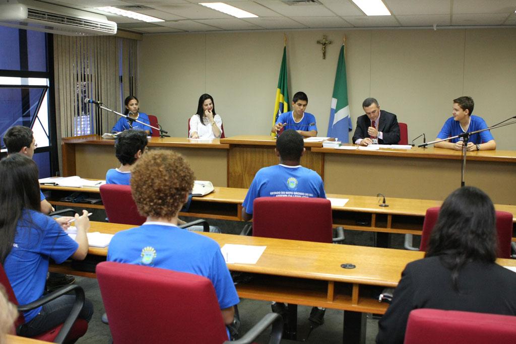 Imagem: Sessão do Parlamento Jovem acontece uma vez por mês no Plenarinho.