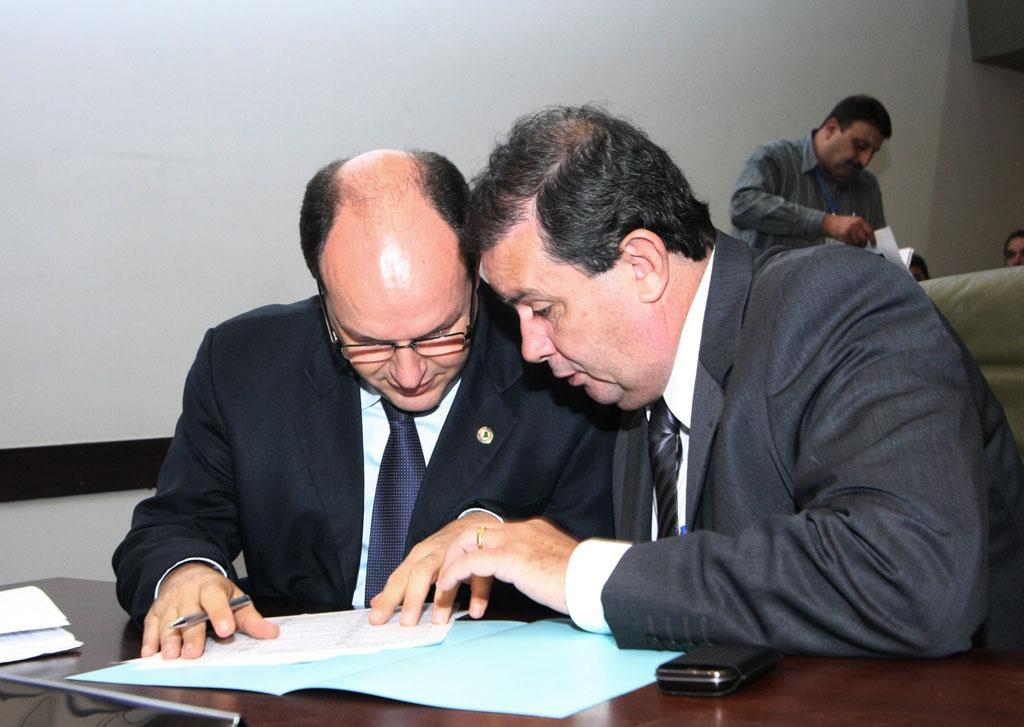 Imagem: Mochi e Eduardo Rocha debateram a questão do recolhimento do ICMS na Assembleia.