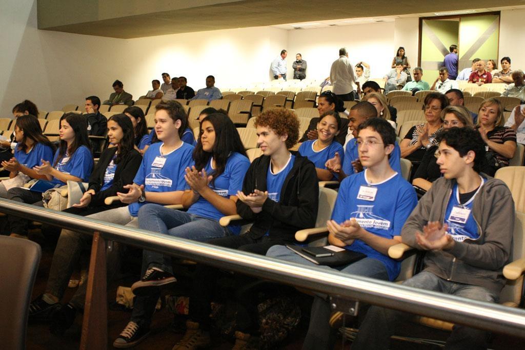 Imagem: Deputados estudantes durante sessão nesta quarta-feira.