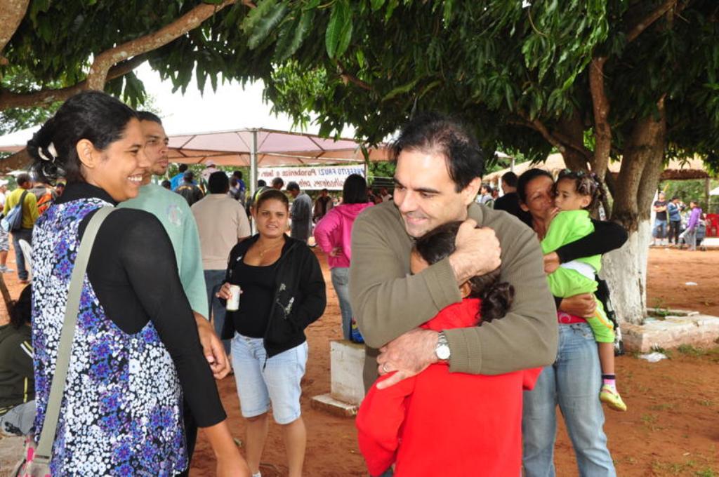 Imagem: Deputado cumprimenta comerciários na Colônia de Férias de Aquidauana