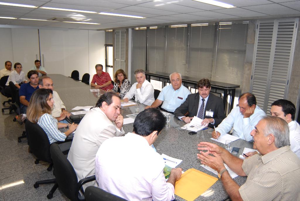 Imagem: Superintência do BB e deputados se reuniram na sala da presidência da Assembleia no dia 19 de abril.