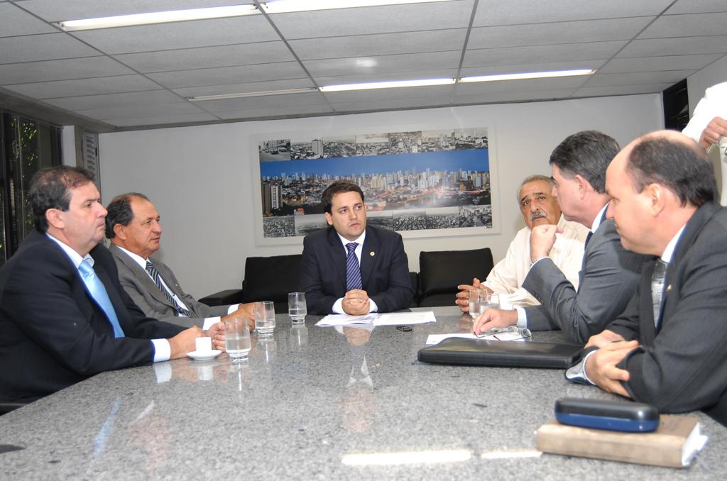 Imagem: Deputados discutiram aumento do valor da vacina em reunião na sala da presidência.