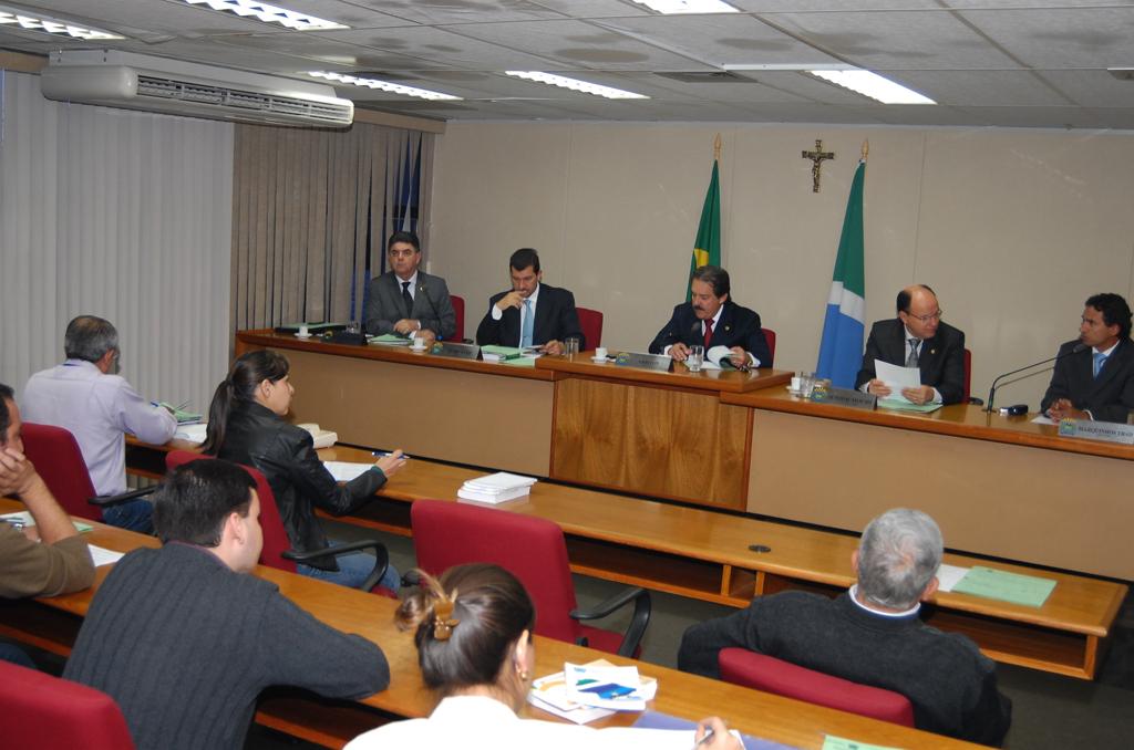 Imagem: Deputados que compõem comissão se reuniram no plenarinho Nelito Câmara.