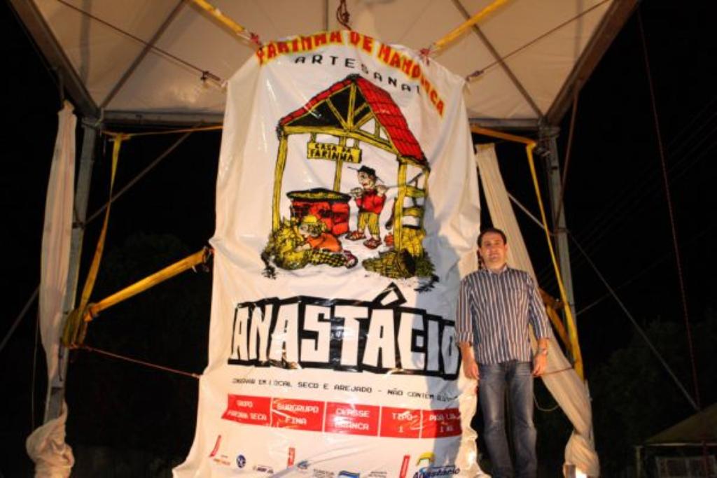 Imagem: Deputado Marcio Fernandes ao lado do gigante saco de farinha, na festa de 2010