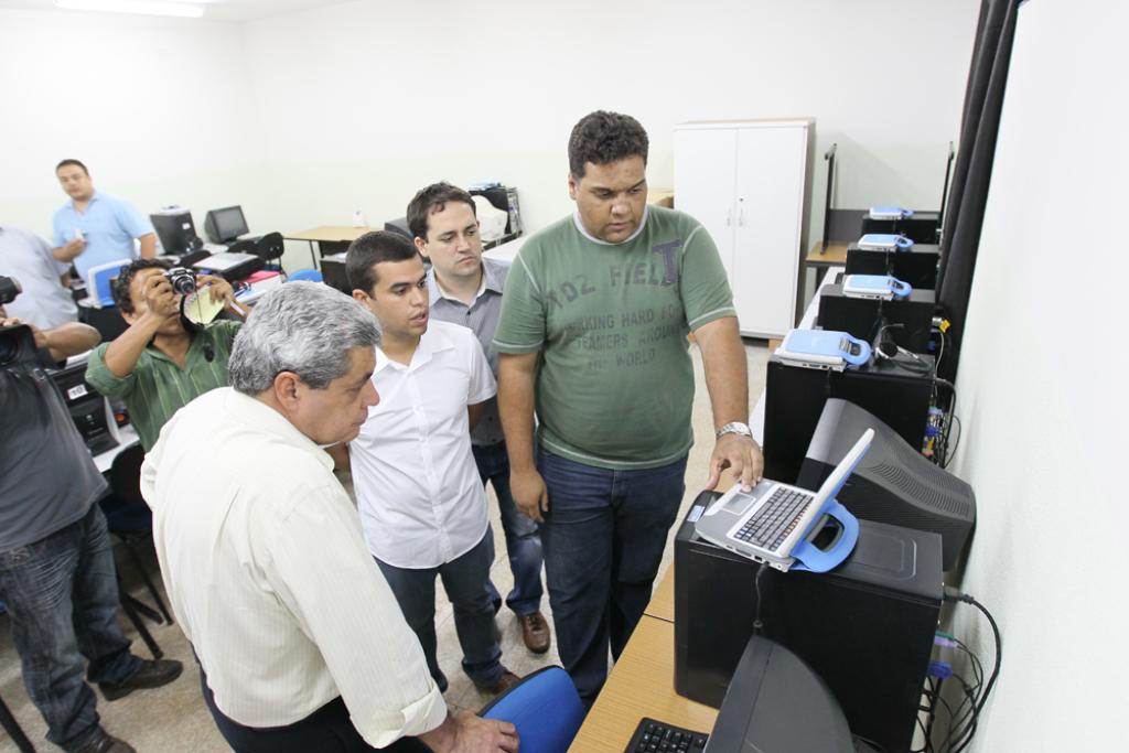 Imagem: André Puccinelli, Beto Pereira e Marcio Fernandes conhecem sistema de internet das escolas 