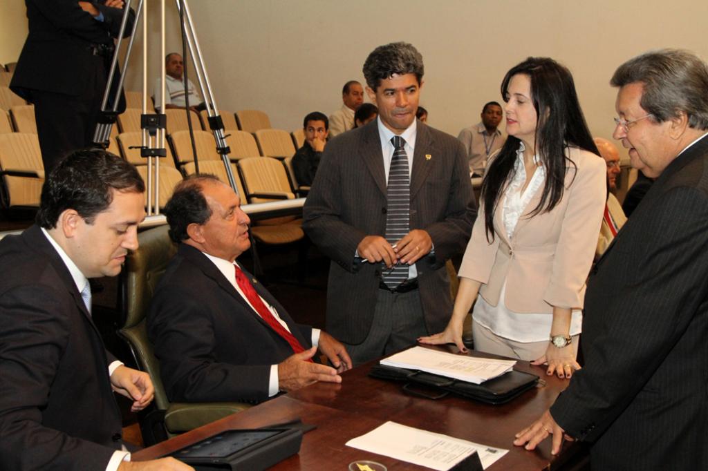 Imagem: Mara Caseiro discute com deputados a criação da Frente Parlamentar