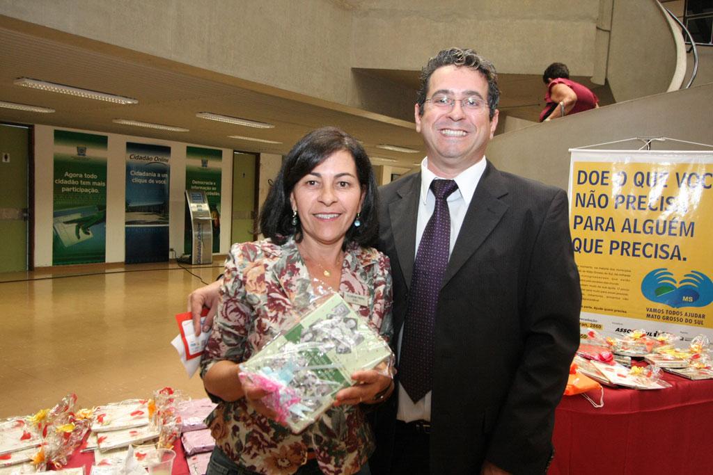 Imagem: A servidora Eliana Faro ganhou um livro do presidente do Sisal/MS, Nailor Vargas.