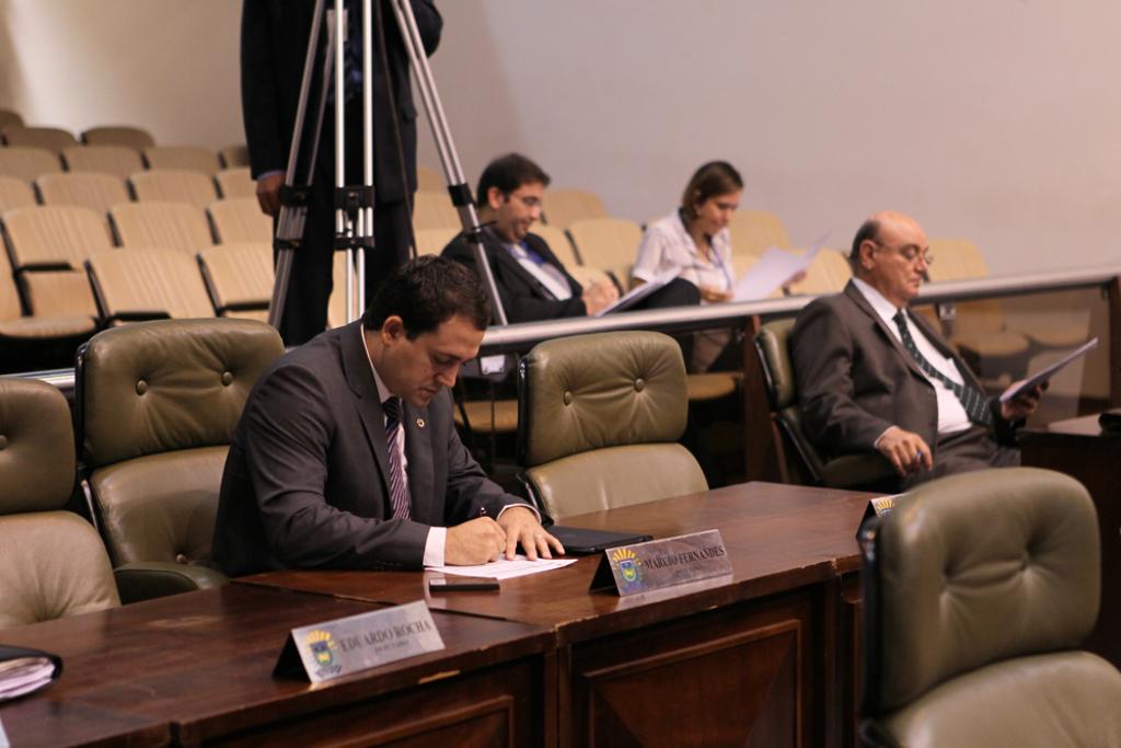 Imagem: Deputado Marcio Fernandes assina reivindicações durante a sessão
