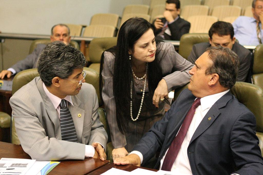 Imagem: Deputados Professor Rinaldo, Mara Caseiro e Diogo Tita integram a Comissão de Educação da Casa e se reuniram ontem com reitor e vice da UEMS.