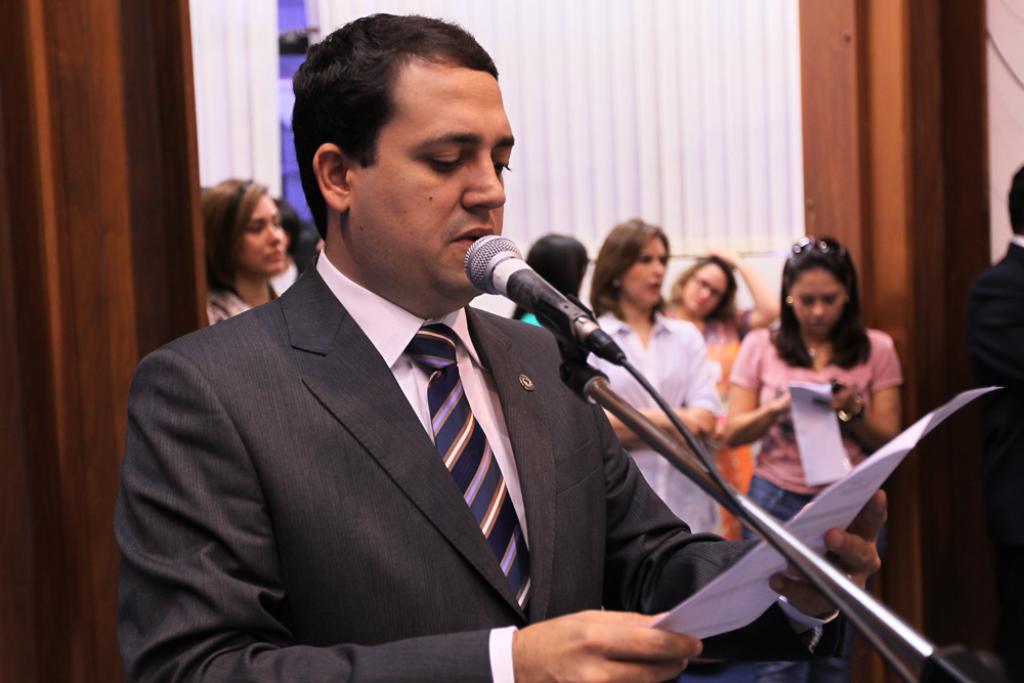 Imagem: Deputado Marcio Fernandes no plenário da Assembleia Legislativa