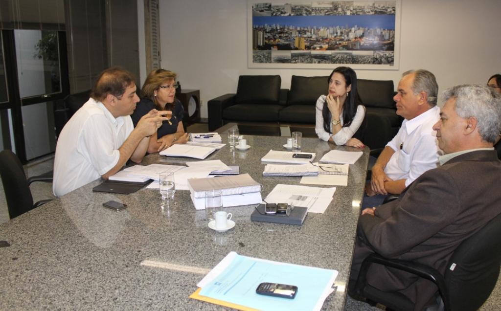 Imagem: Deputados se reuniram na sala da presidência da ALMS.