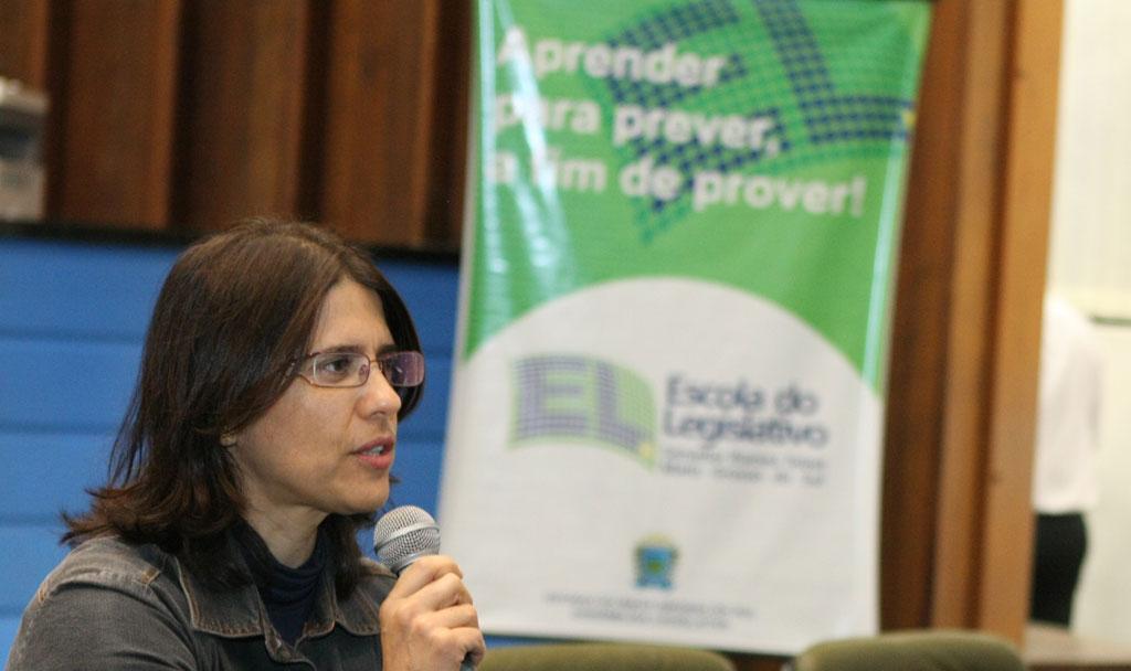 Imagem: Professora Cleide Lemos, consultora legislativa do Senado Federal, ministra curso no plenário Júlio Maia.