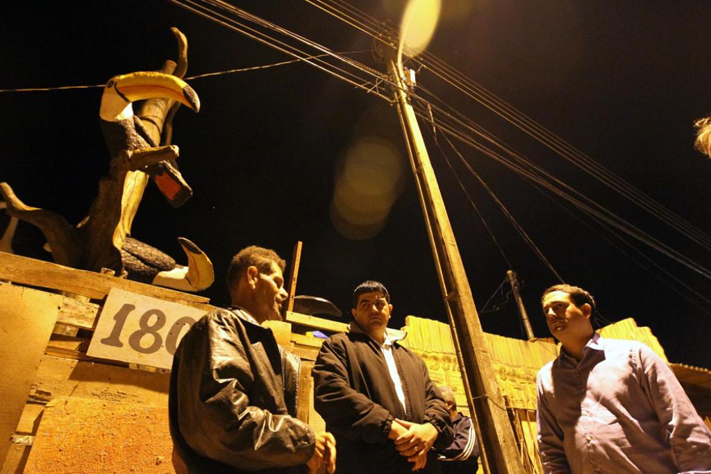 Imagem: Levi, Gutão e o deputado Marcio Fernandes em frente à sede da Associação