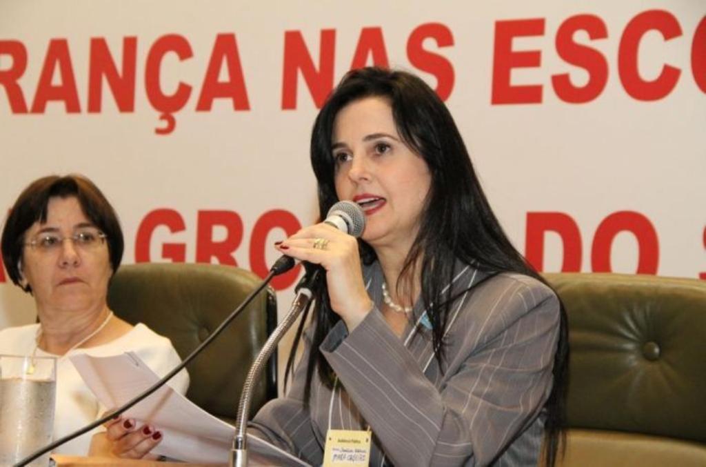 Imagem: Mara Caseiro durante a primeira audiência pública sobre a consciência jovem