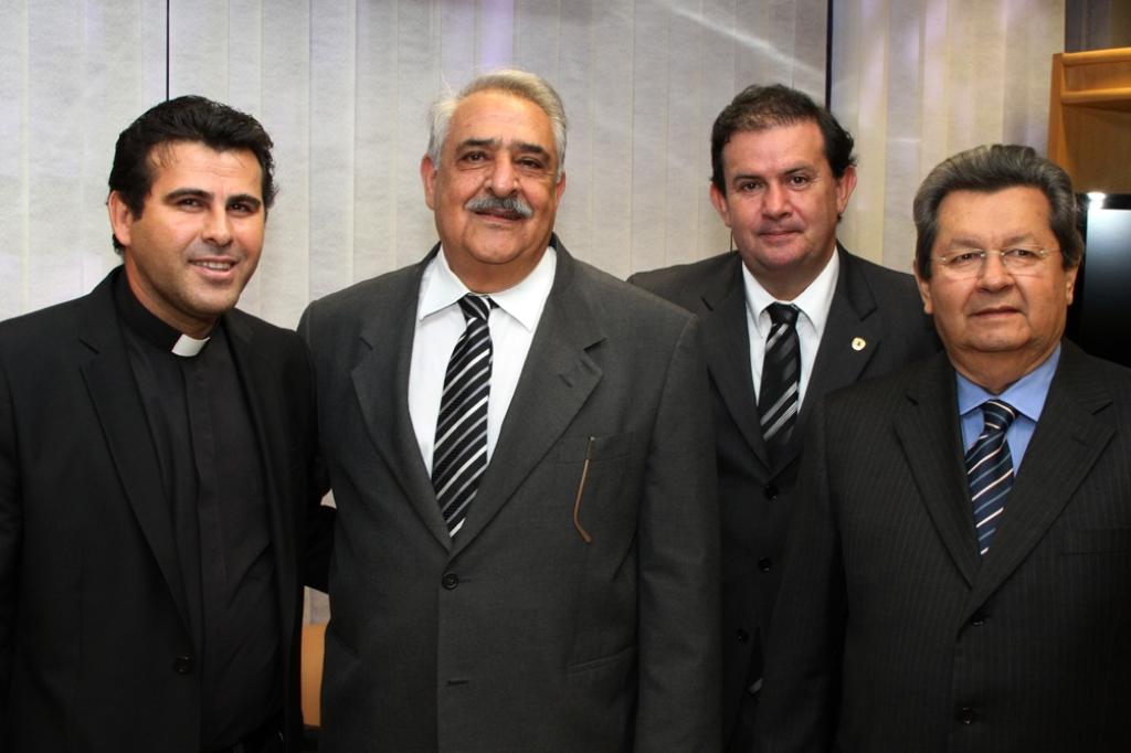 Imagem: Padre Benedito foi recebido pelos deputados Jerson Domingos, Eduardo Rocha e Onevan de Matos na Assembleia.