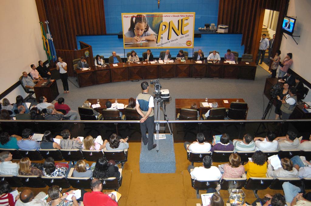 Imagem: Plenário Júlio Maia lotado durante evento que discutiu Plano Nacional de Educação 2011-2020.