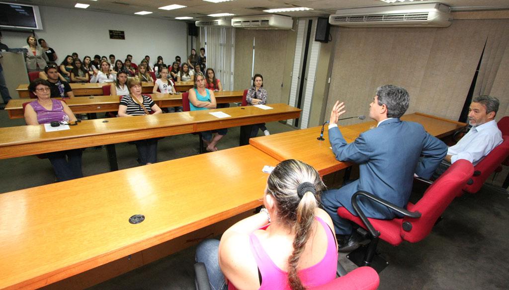 Imagem: Na Assembleia, estudantes participaram de bate-papo com o deputado Professor Rinaldo.