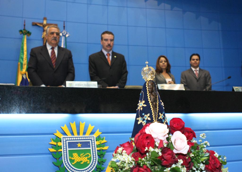 Imagem: Imagem de Nossa Senhora é recebida por deputados no plenário da Assembleia. 