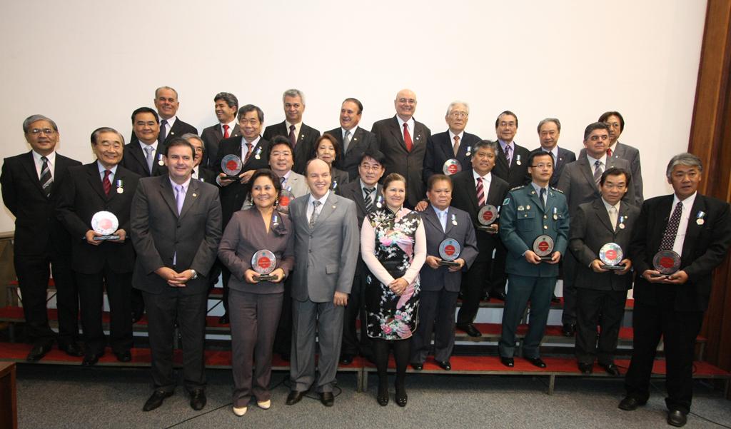 Imagem: Deputados com homenageados durante sessão solene.