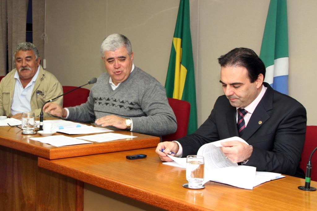 Imagem: Deputado Felipe Orro assinando termo de posse como membro do Conselho Estadual das Cidades.