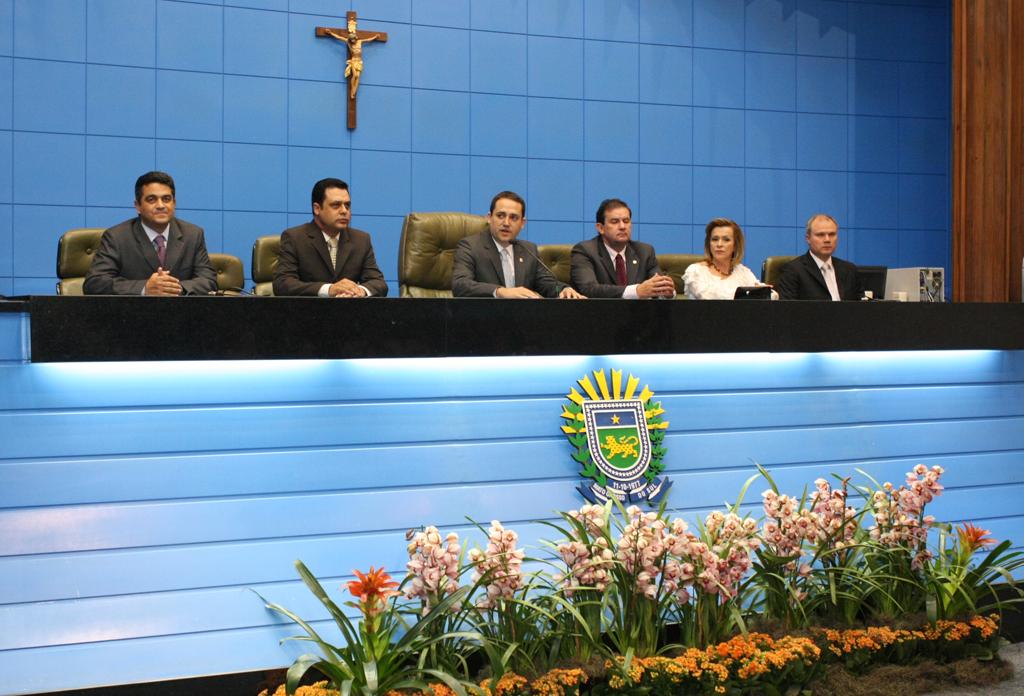 Imagem: Sessão solene para a entrega de títulos foi comandada pelo deputado Marcio Fernandes.